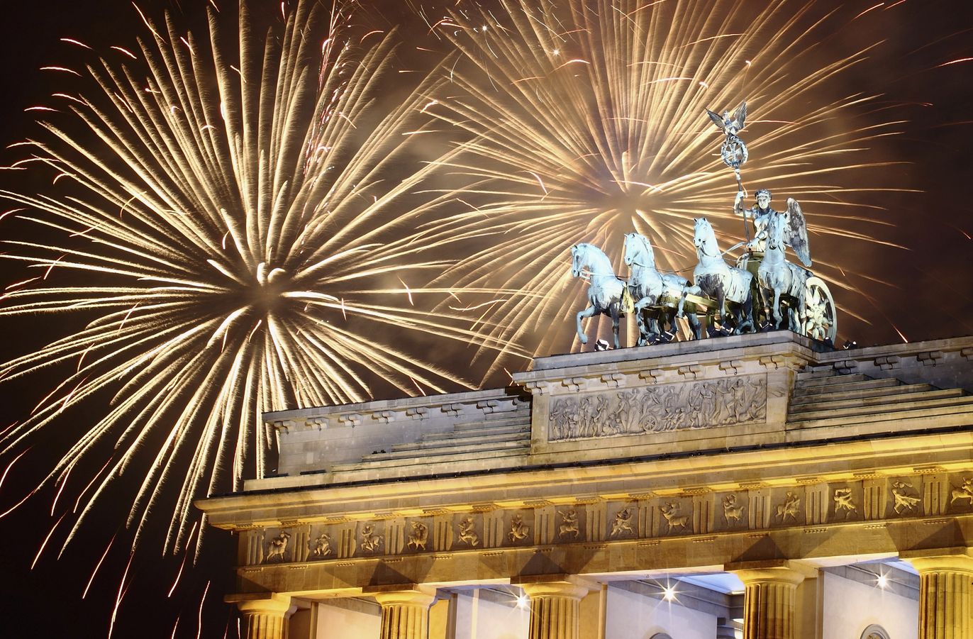 Feuerwerk über dem Brandenburger Tor in Berlin bei Nacht