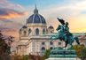 Reiterstatue des Heldenplatzes vor der Hofburg in Wien bei Sonnenuuntergang