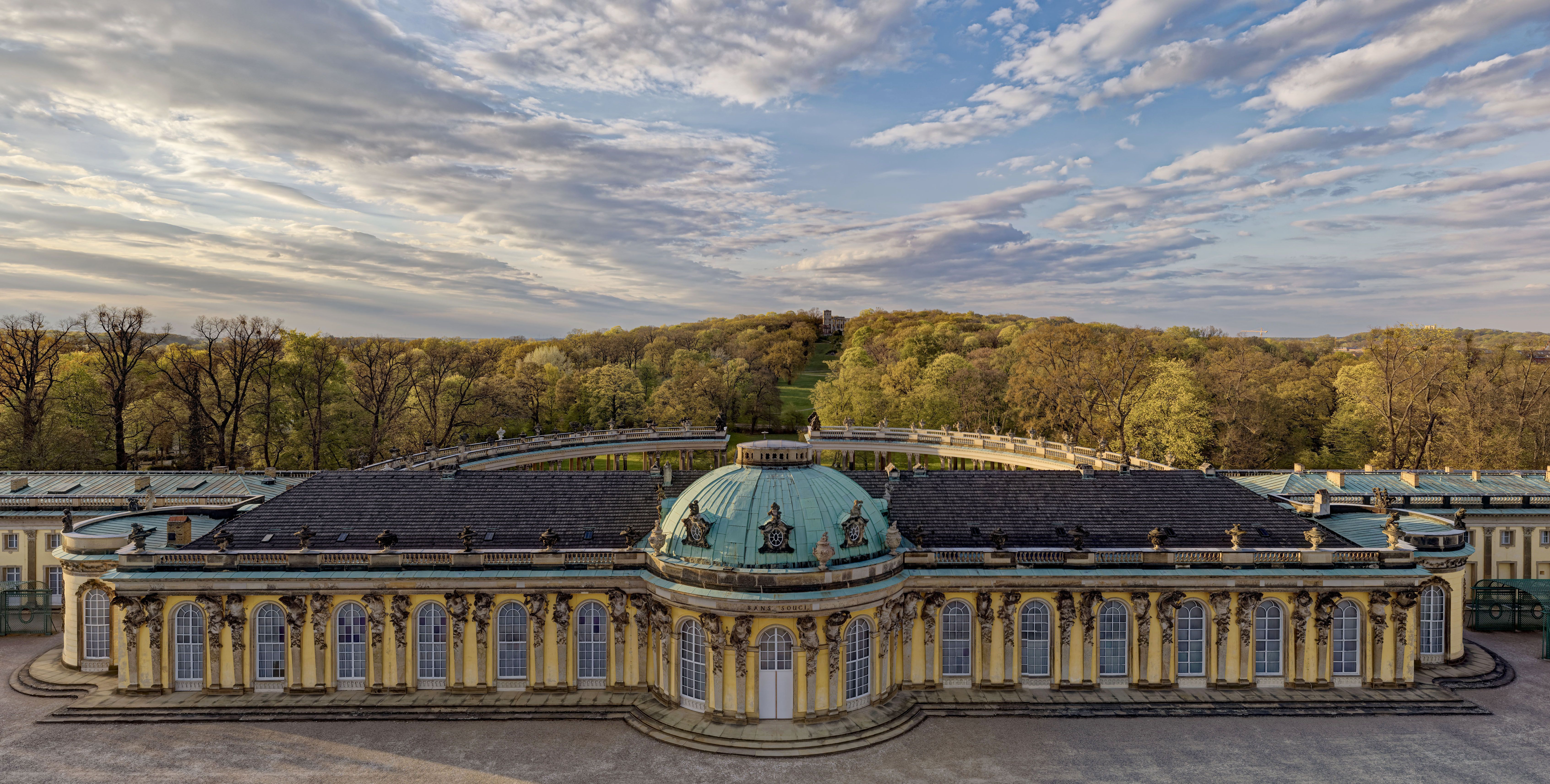 Vogelperspektive des Schloss Sanssouci in Potsdam bei bewölktem Himmel