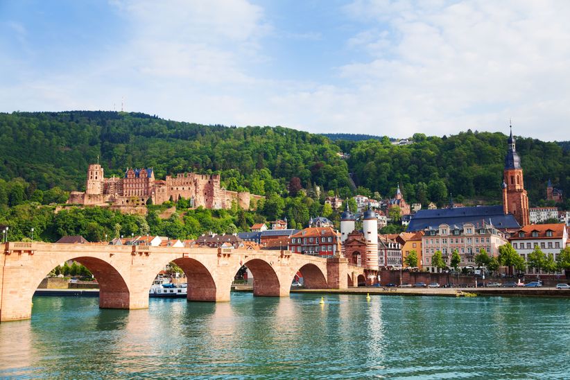 Blick auf die Alte Brücke über den Neckar in Heidelberg