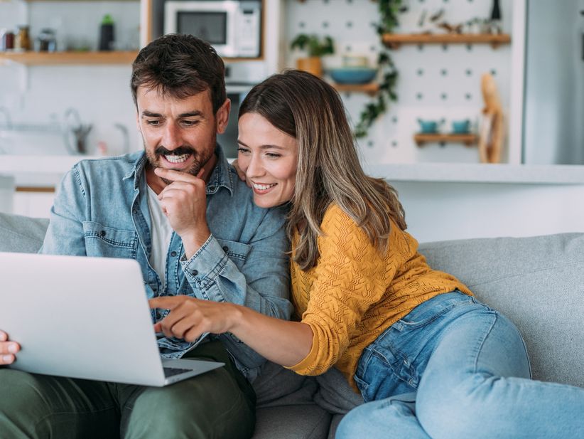 Paar recherchiert online nach einer Reise