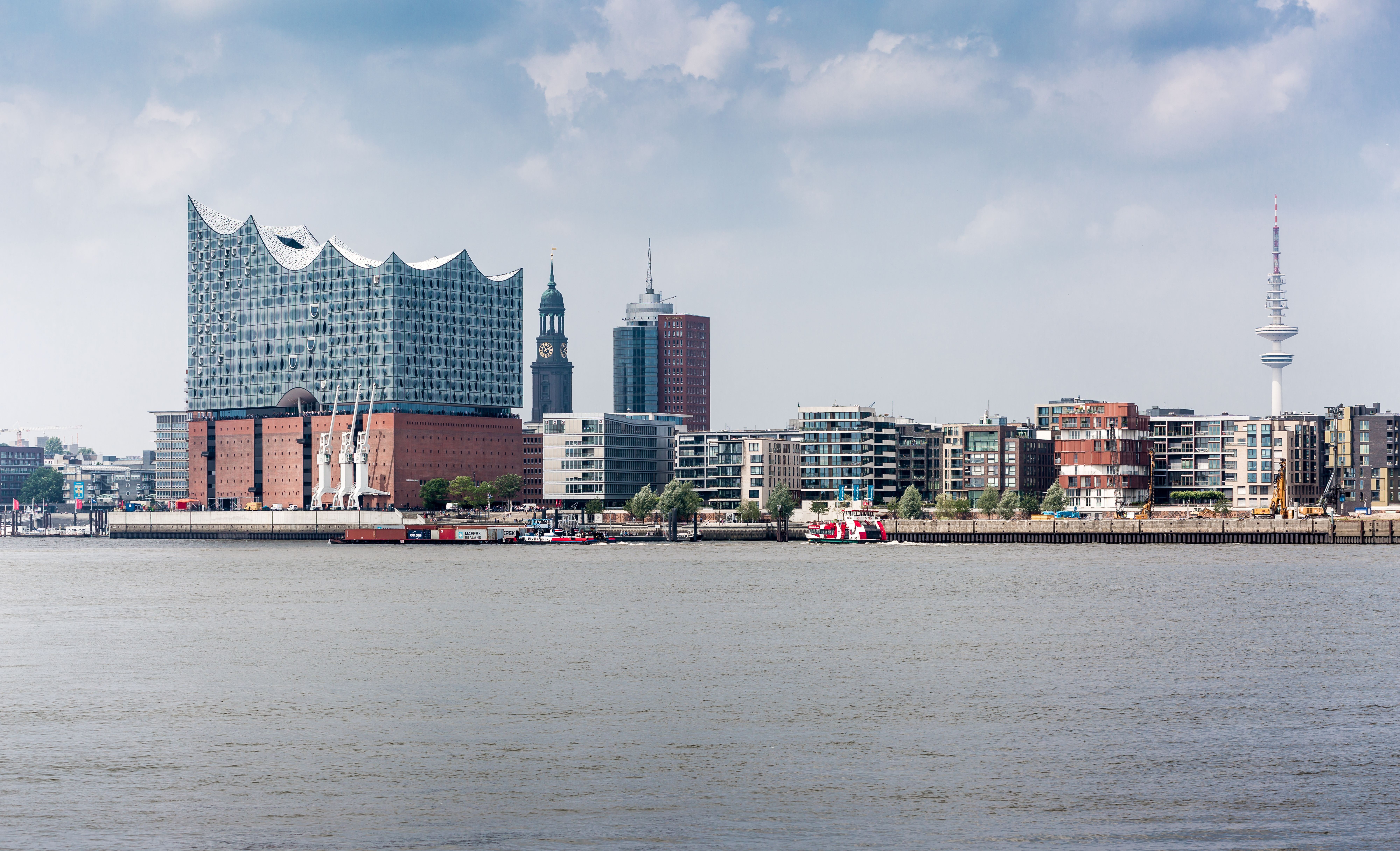 Blick auf das Wasser und die Elbphilharmonie und weitere Häuser daneben