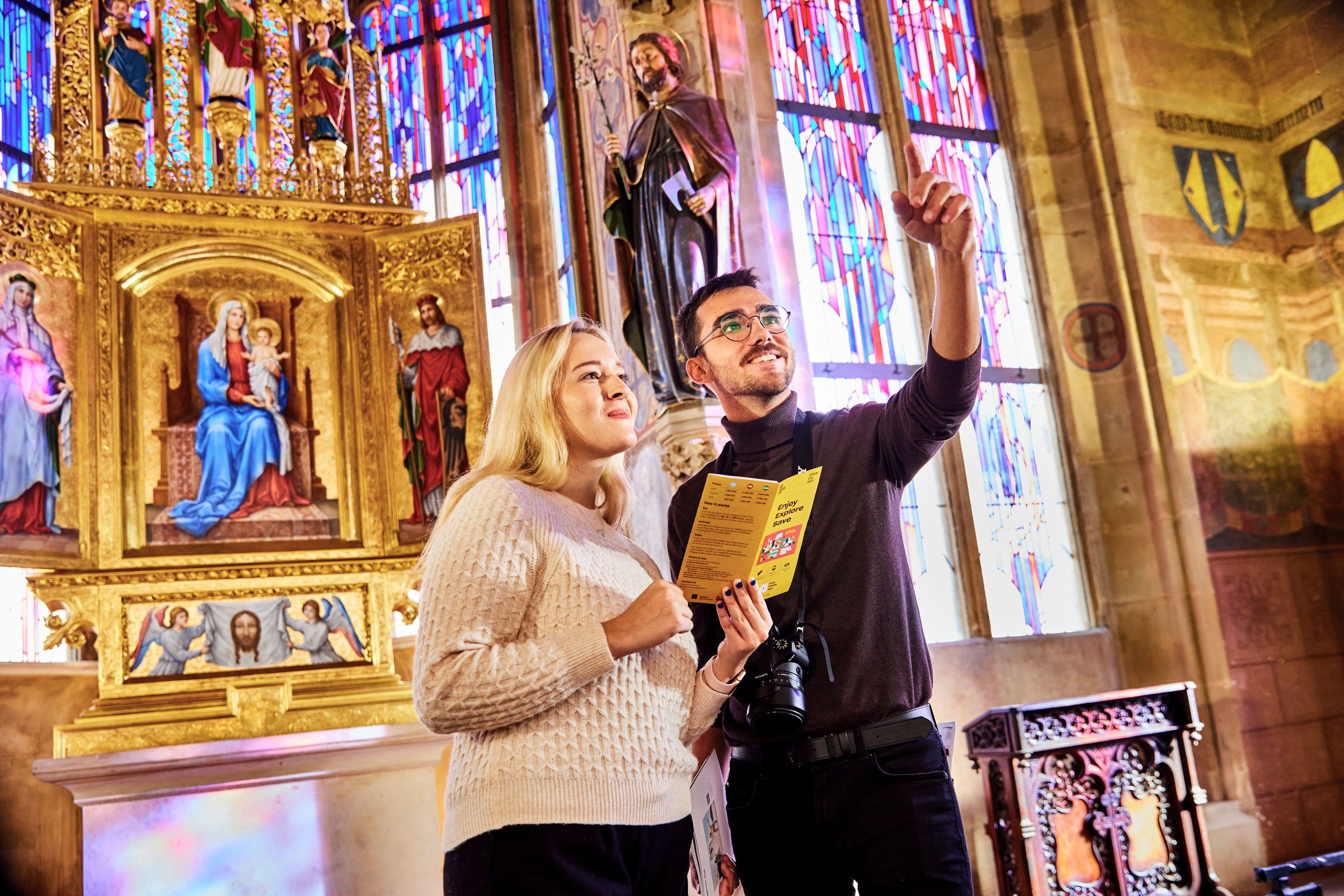 Besuchende in einer Kirche in Prag mit dem Prague Visitor Pass