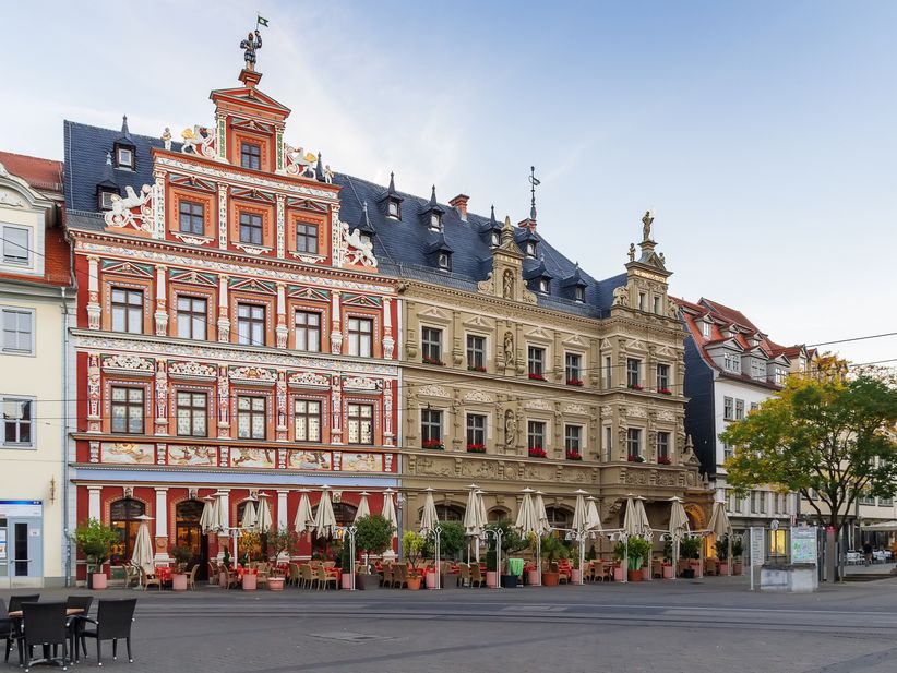  Das Gildehaus mit reich verzierter Renaissancefassade am Fischmarkt in der Erfurter Altstadt, umgeben von historischen Gebäuden.