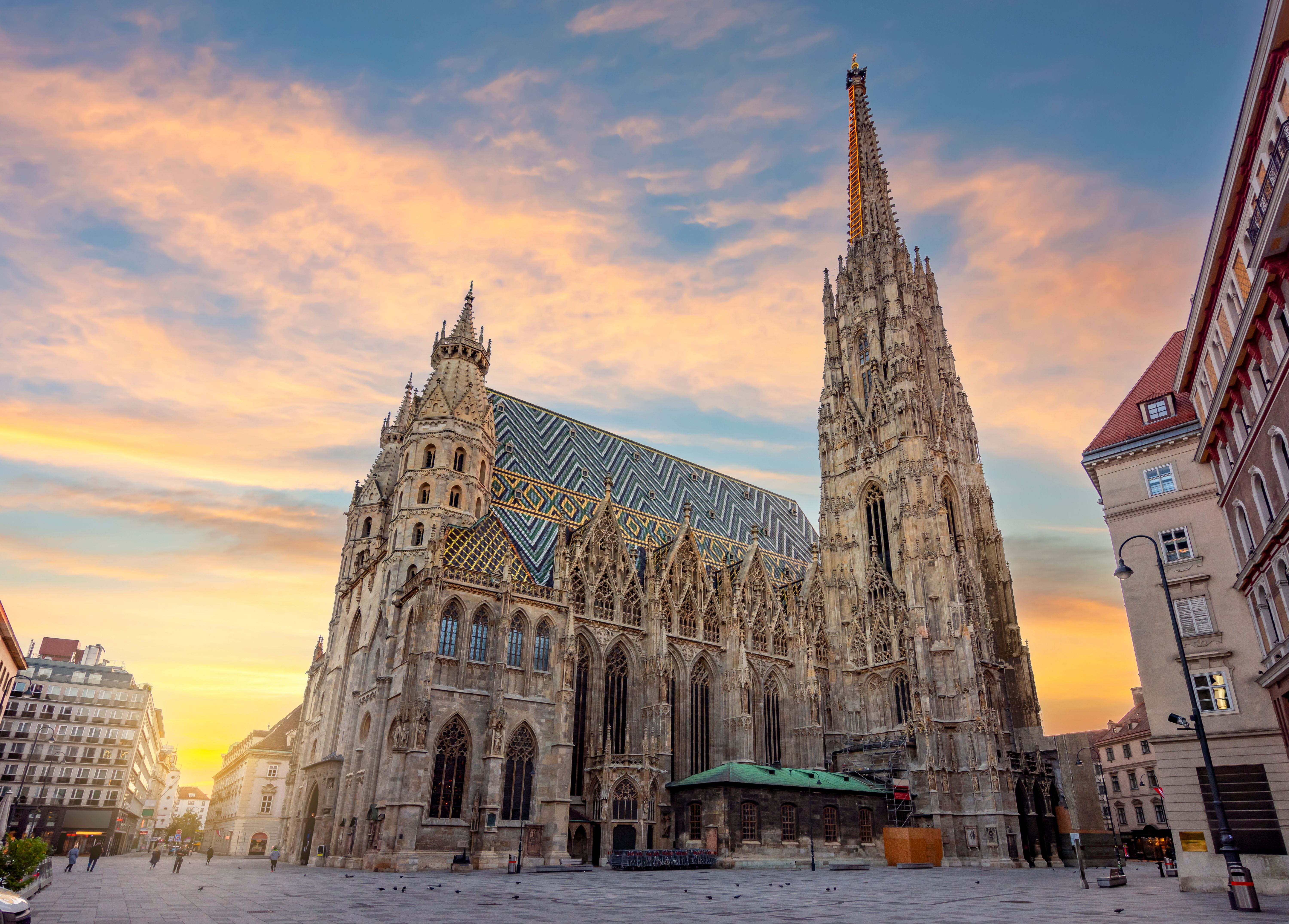 Stephansdom von unten vor dem Sonnenuntergang
