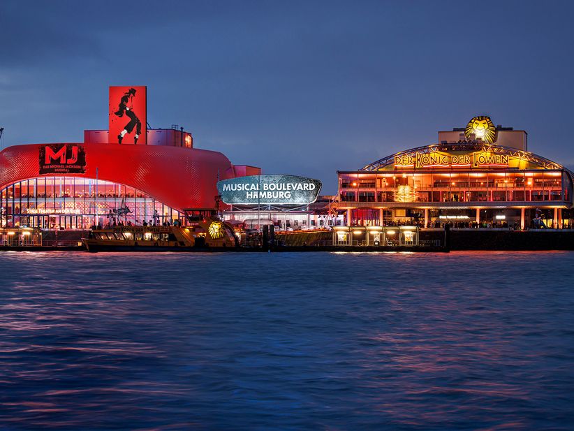 Außenansicht des Stage Theaters im Hafen Hamburg mit der Werbung für das Musical MJ