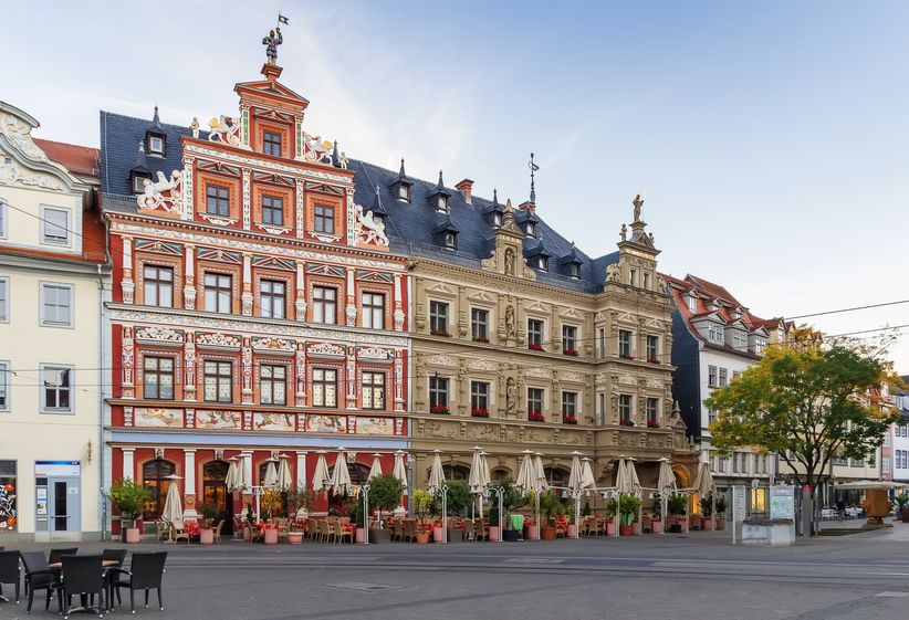  Das Gildehaus mit reich verzierter Renaissancefassade am Fischmarkt in der Erfurter Altstadt, umgeben von historischen Gebäuden.