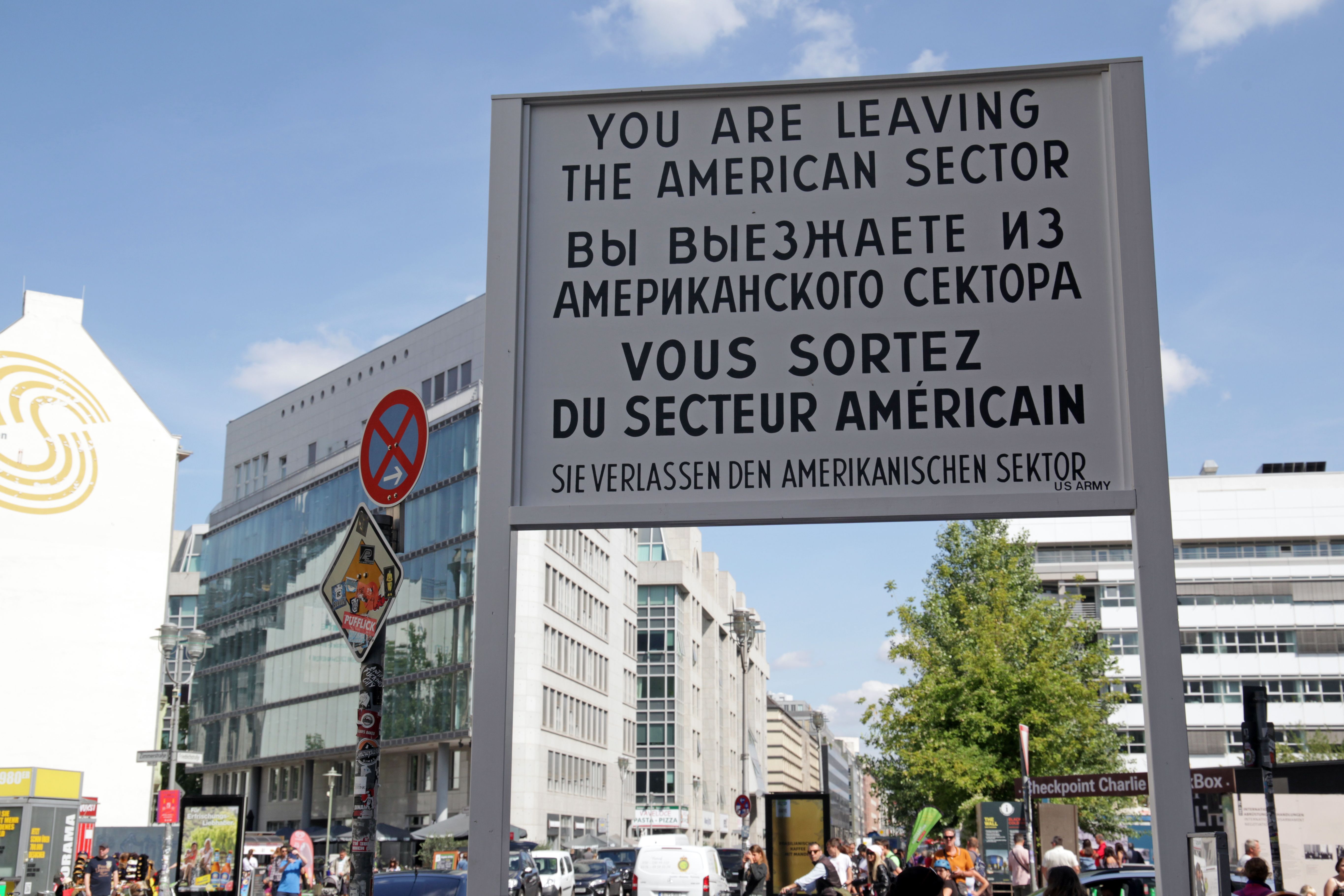 Warnschild am Checkpoint Charlie "You Are Leaving the american sector"