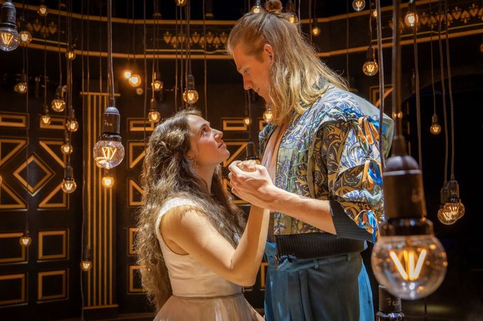 Romeo und Julia in einer Bühnenszene aus dem Musical Romeo und Julia – Das Musical