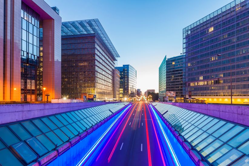 Bewegungslichter von Autos auf der Straße an der Europäische Kommission