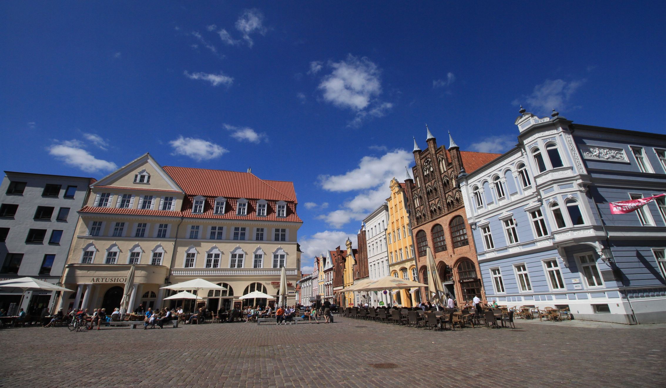Historischer Marktplatz in der Altstadt von Stralsund mit Blick auf das gotische Rathaus und umliegende Giebelhäuser.