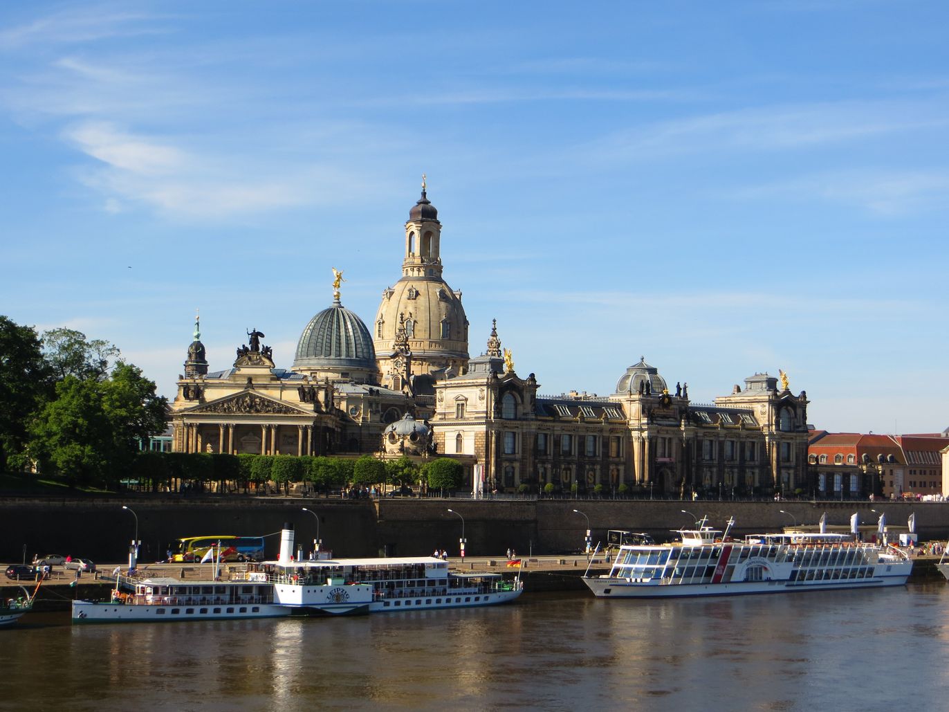 Dresdner Elbsilhouette mit Frauenkirche im Zentrum und Dampfern auf der Elbe im Vordergrund