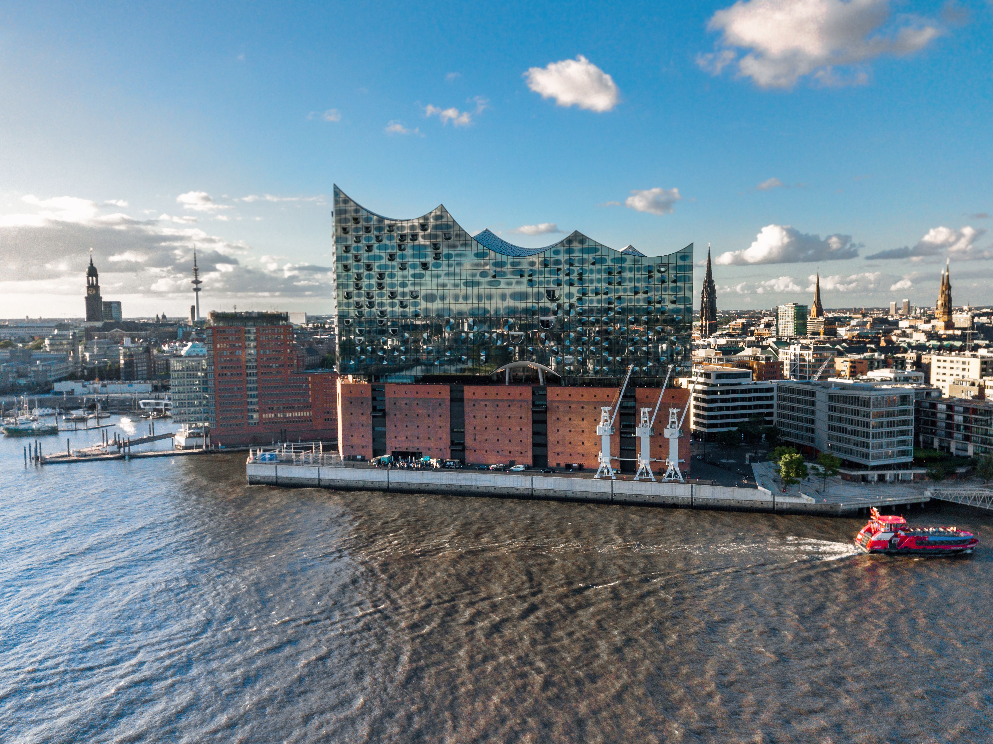 Hamburg Elbphilharmonie Seitenansicht vom Wasser