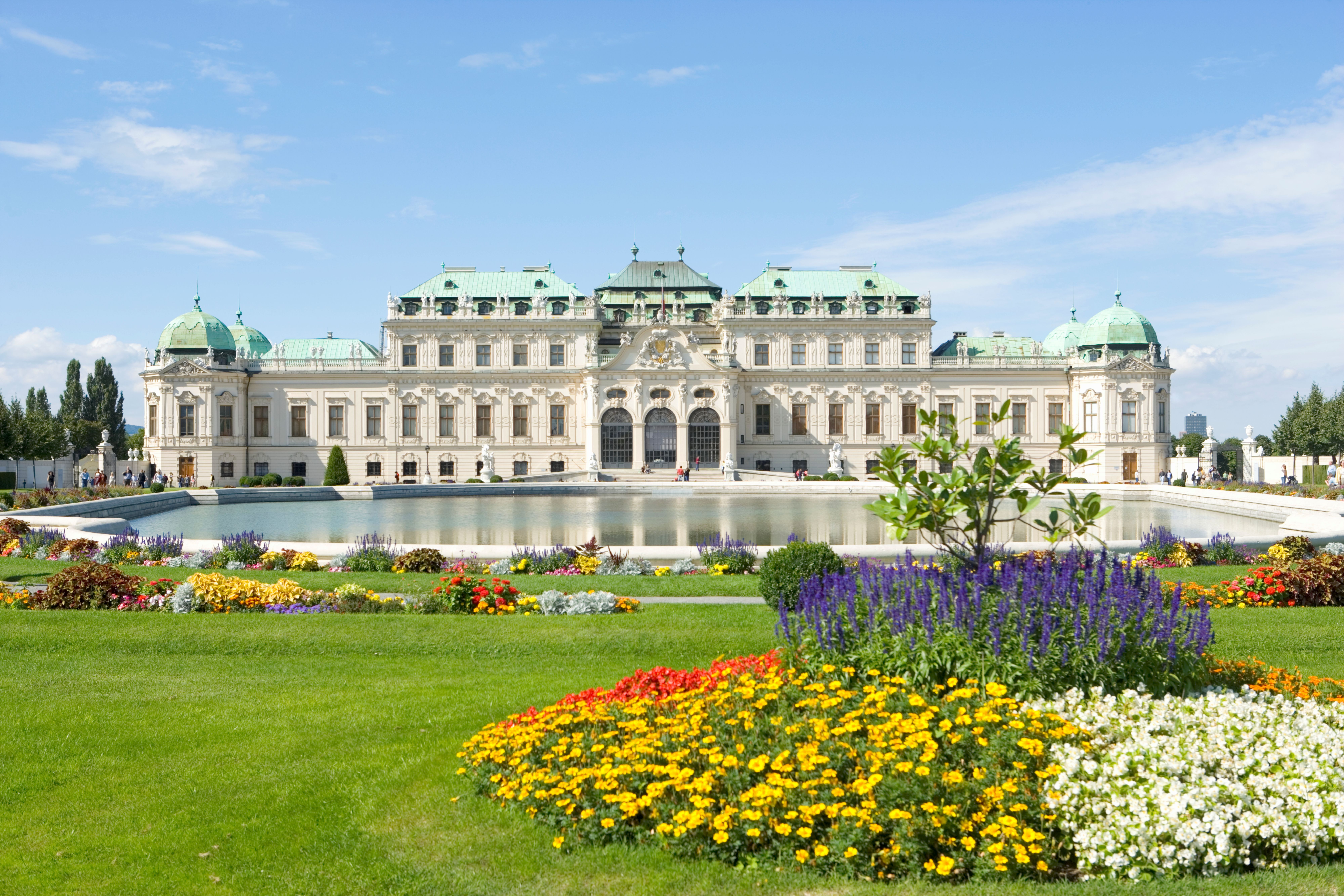 Blumen- und Wasseranlagen im Schlosspark vor dem Schloss Belvedere in Wien