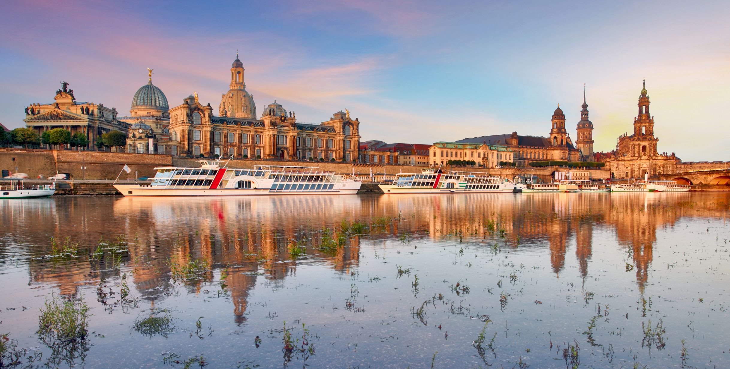 Panorama der Dresdner Stadtsilhouette hinter der Elbe