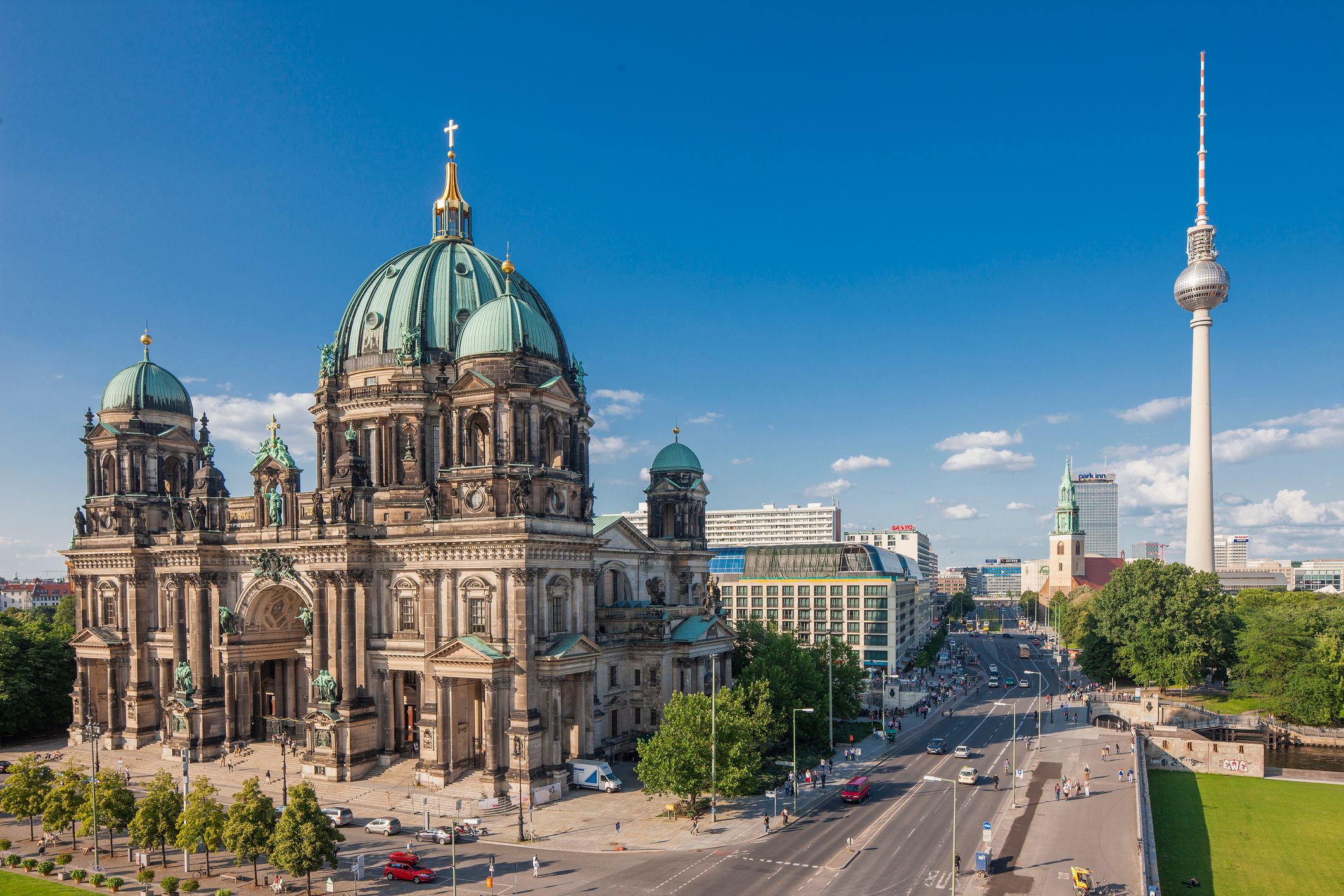 Berliner Dom neben Straße und Fernsehturm