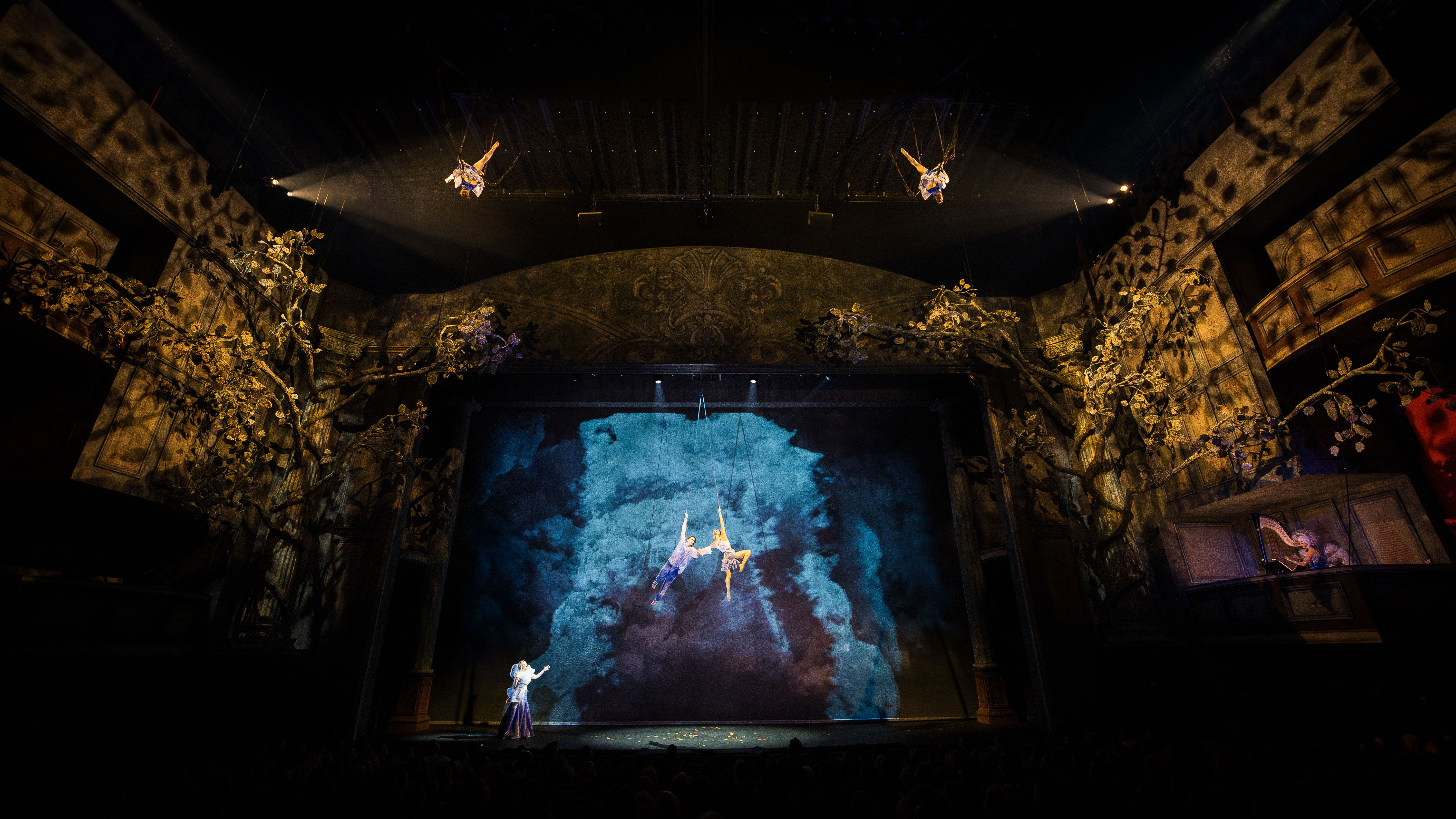 Szenenbild Trapezkünstler Ansicht der gesamten Bühne