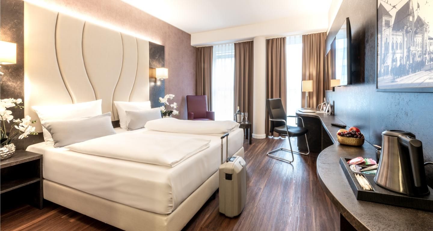 Komfortables Hotelzimmer mit Doppelbett und Schreibtisch in einem Best Western Hotel