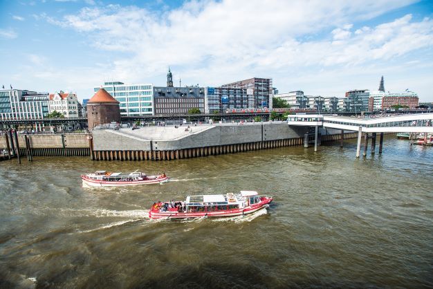 Blick auf den Hamburger Hafen mit 2  kleinen Schiffen