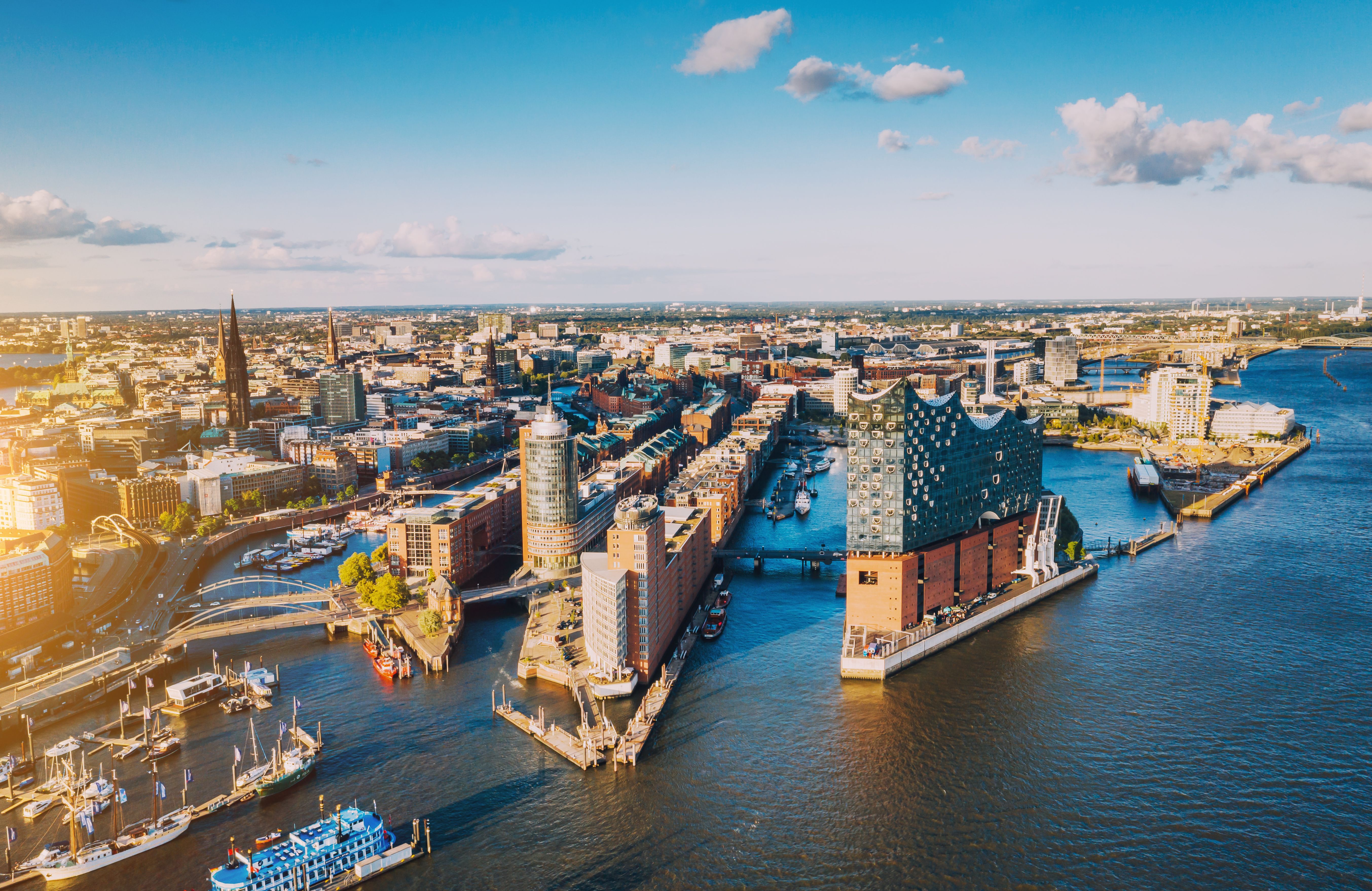 Panoramablick auf Hamburg Elbphilharmonie und Speicherstadt