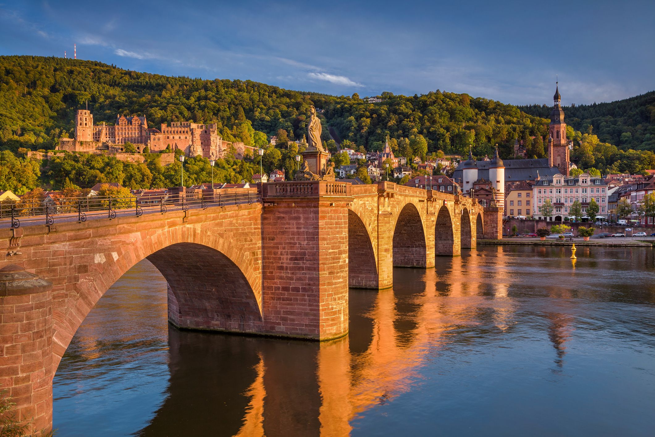 Brücke in Heidelberg in der goldenen Stunde mit Stadt und Schloss im Hintergrund