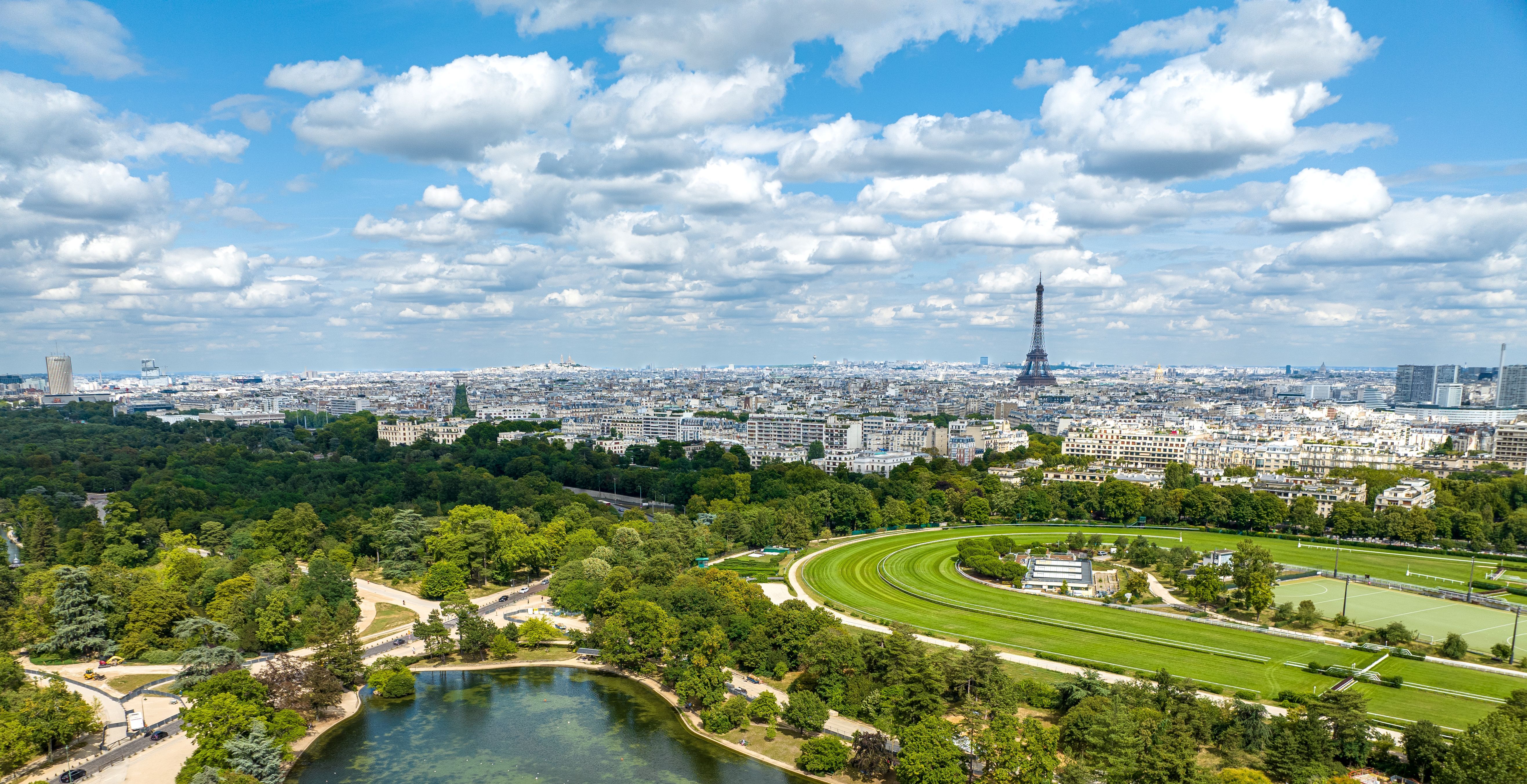 Panorma Blick auf Paris und die Grünanlage Bois de Boulogne