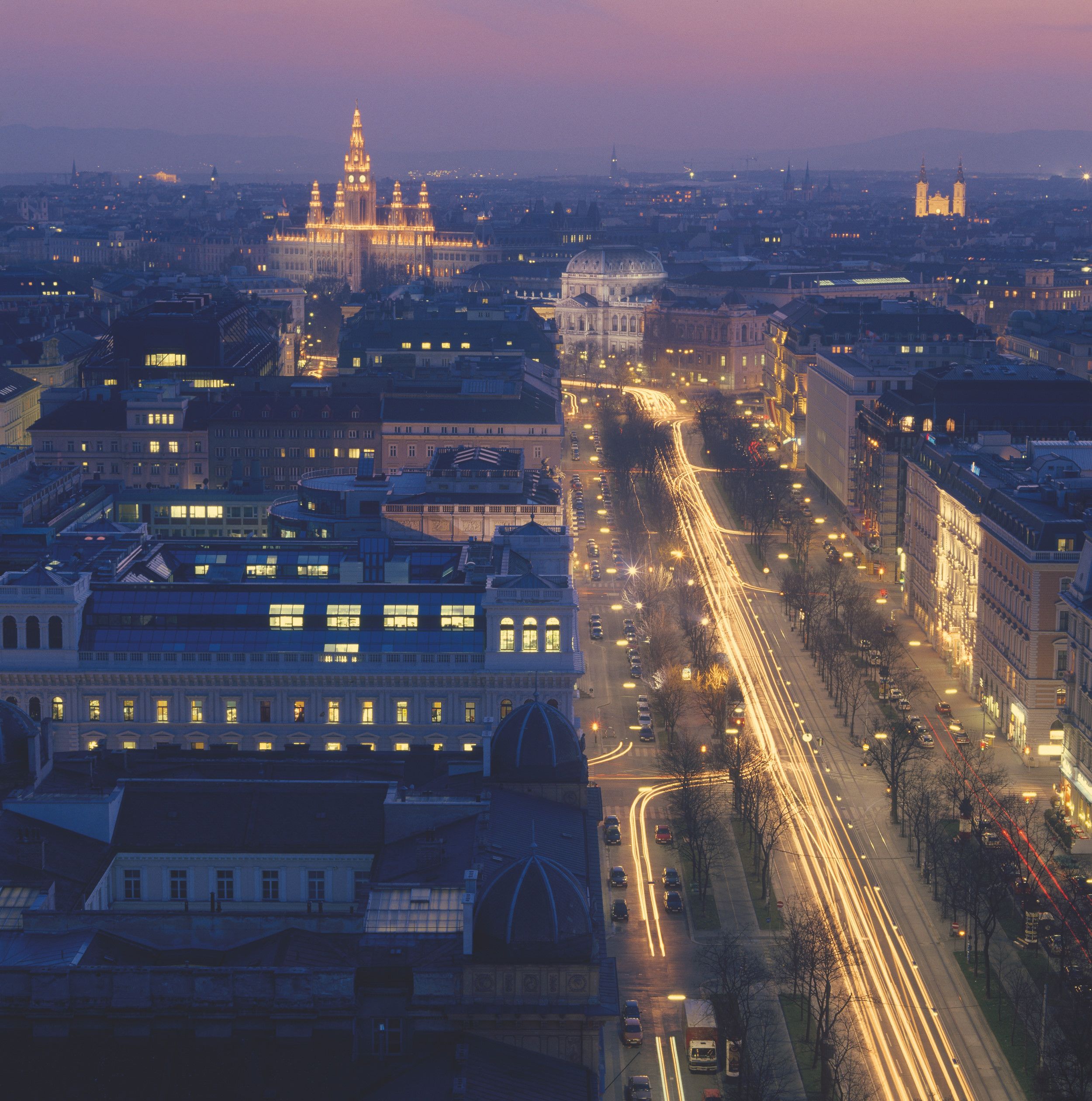 Wiener Schottenring mit Rathaus bei Nacht
