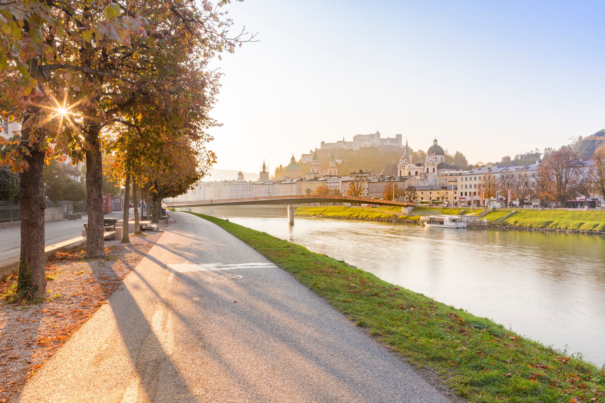 Salzburger Stadtsilhouette am Fluss Salzach