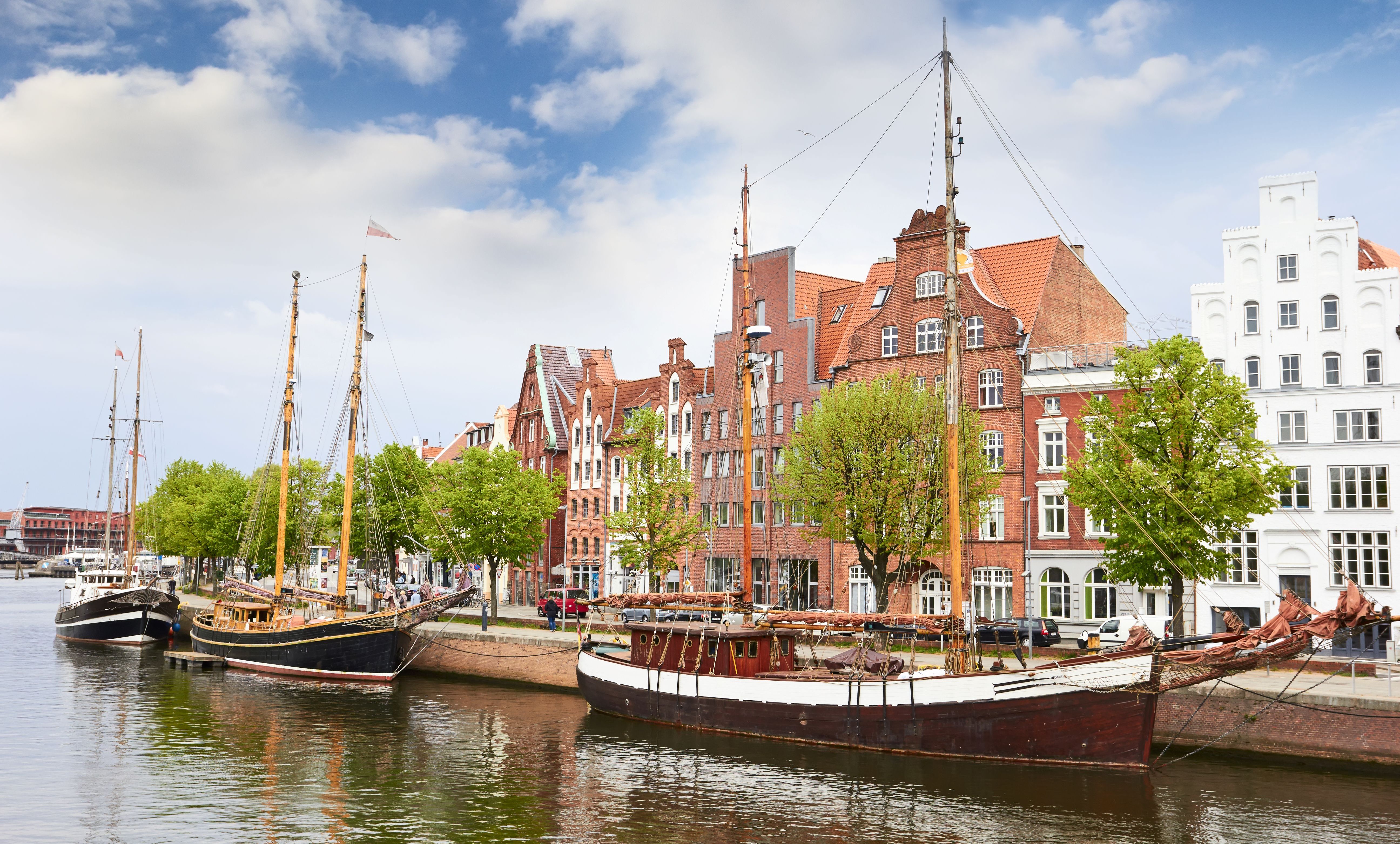 Boot am Ufer der Altstadt von Lübeck