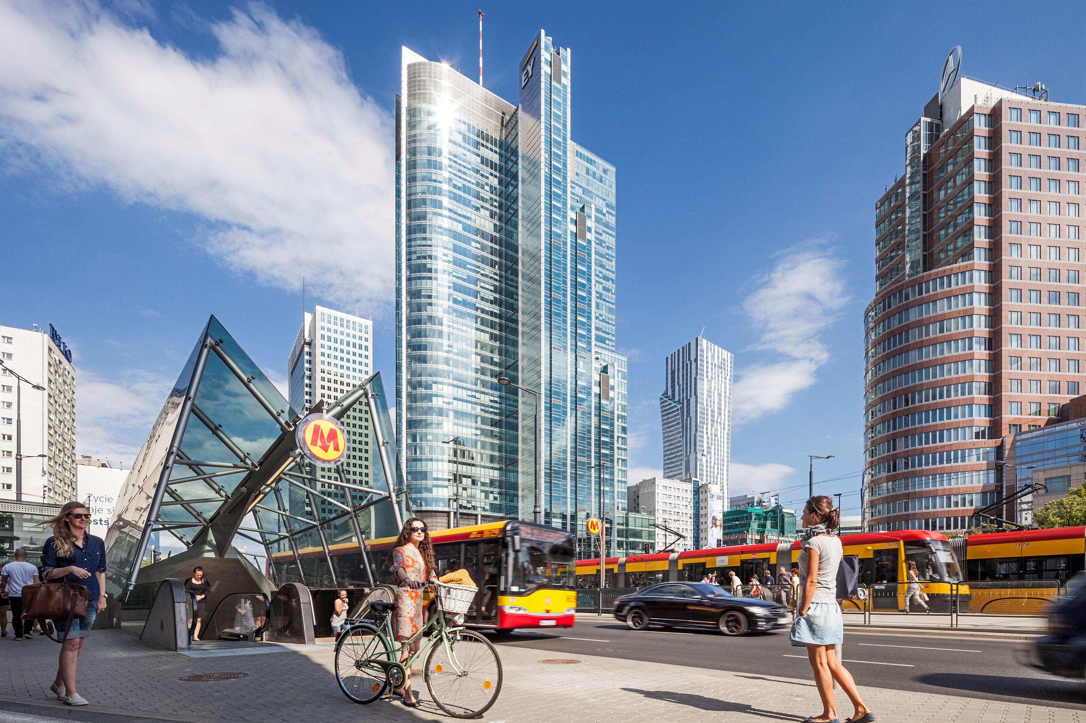 Zentrum von Warschau mit belebten Straßen, modernen Gebäuden.