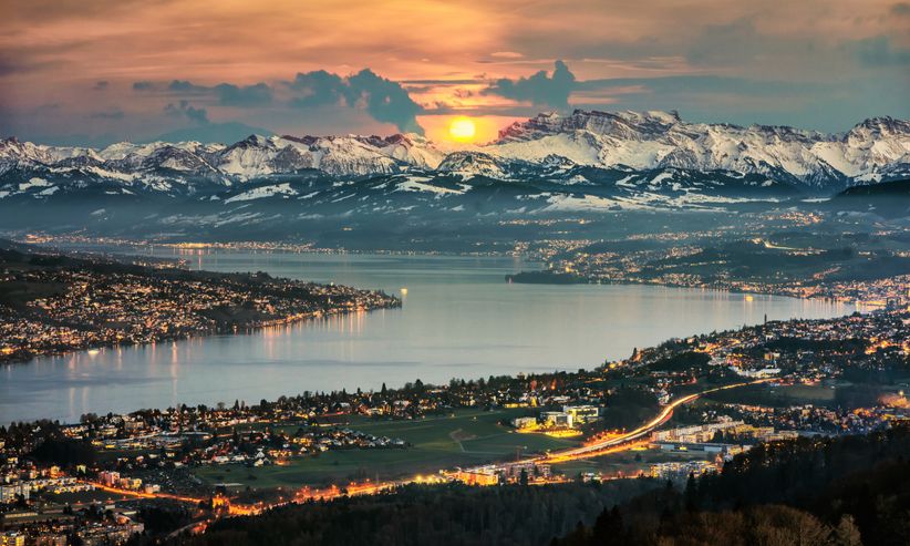Blick auf Zürich in der Dämmerung