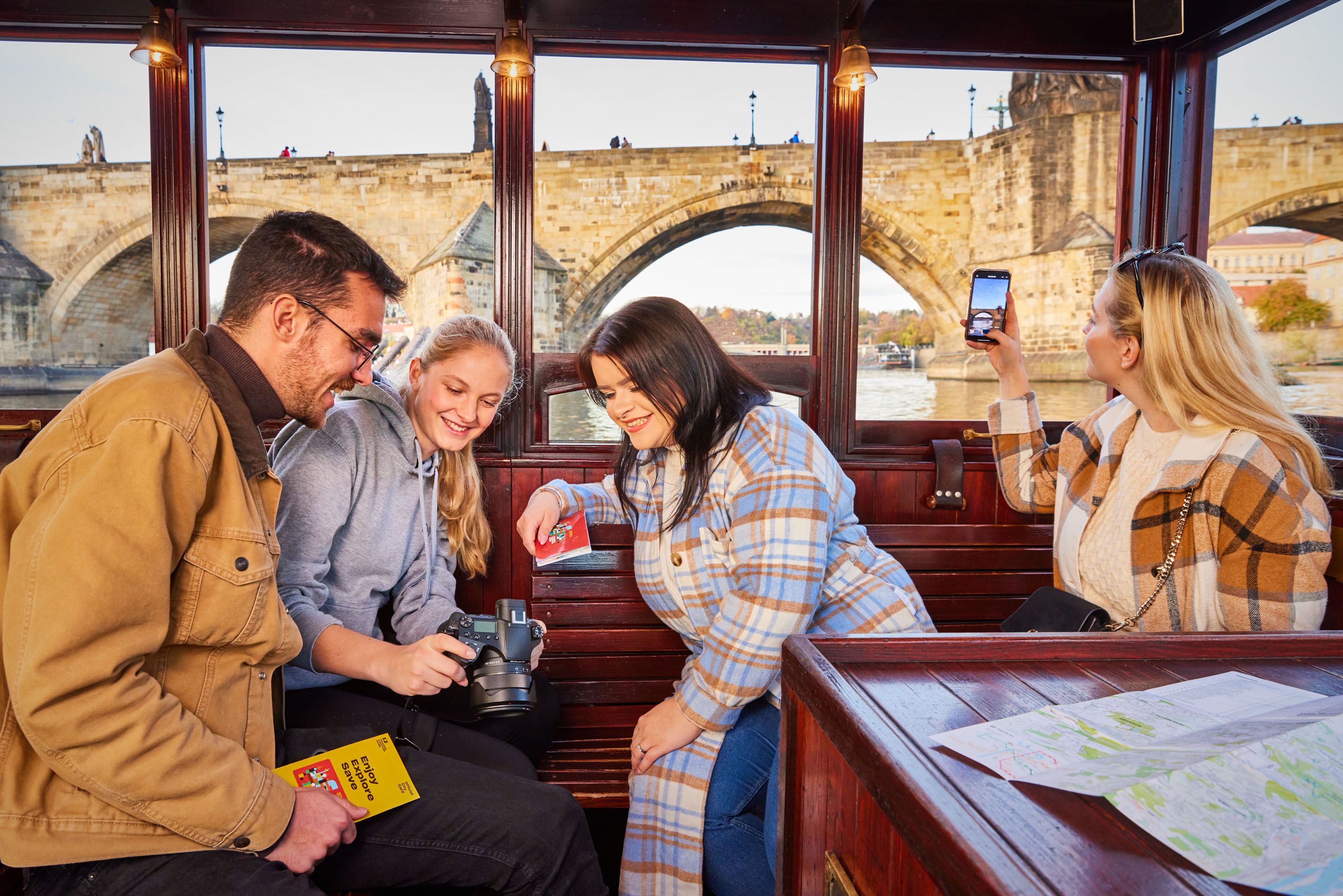 Reisegruppe auf einer Stadtrundfahrt mit dem Schiff durch Prag mit dem Prague Visitor Pass