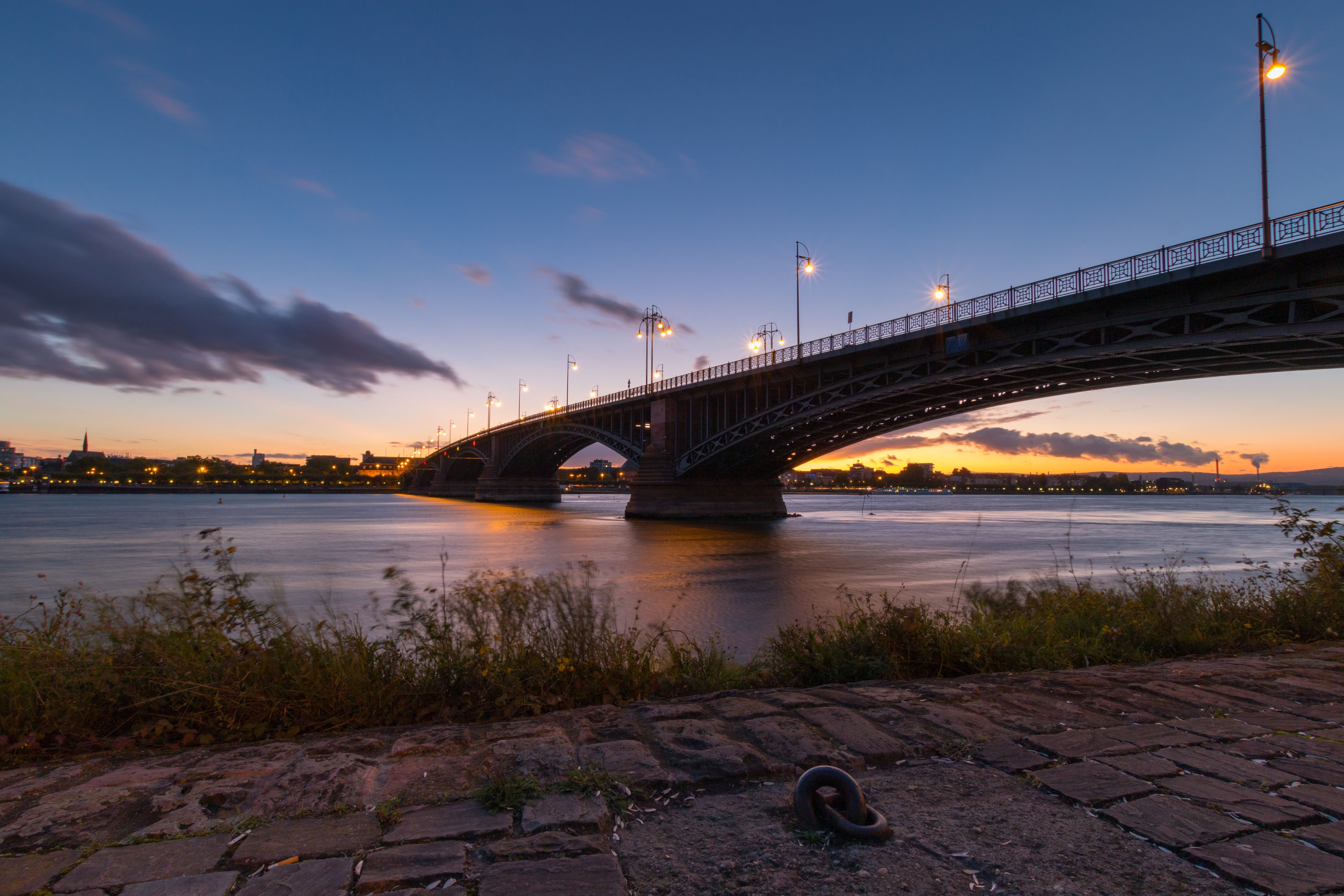 Theodor-Heuss-Brücke bei der Abenddämmerung.