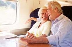 Seniorenpaar während einer Zugfahrt entspannt