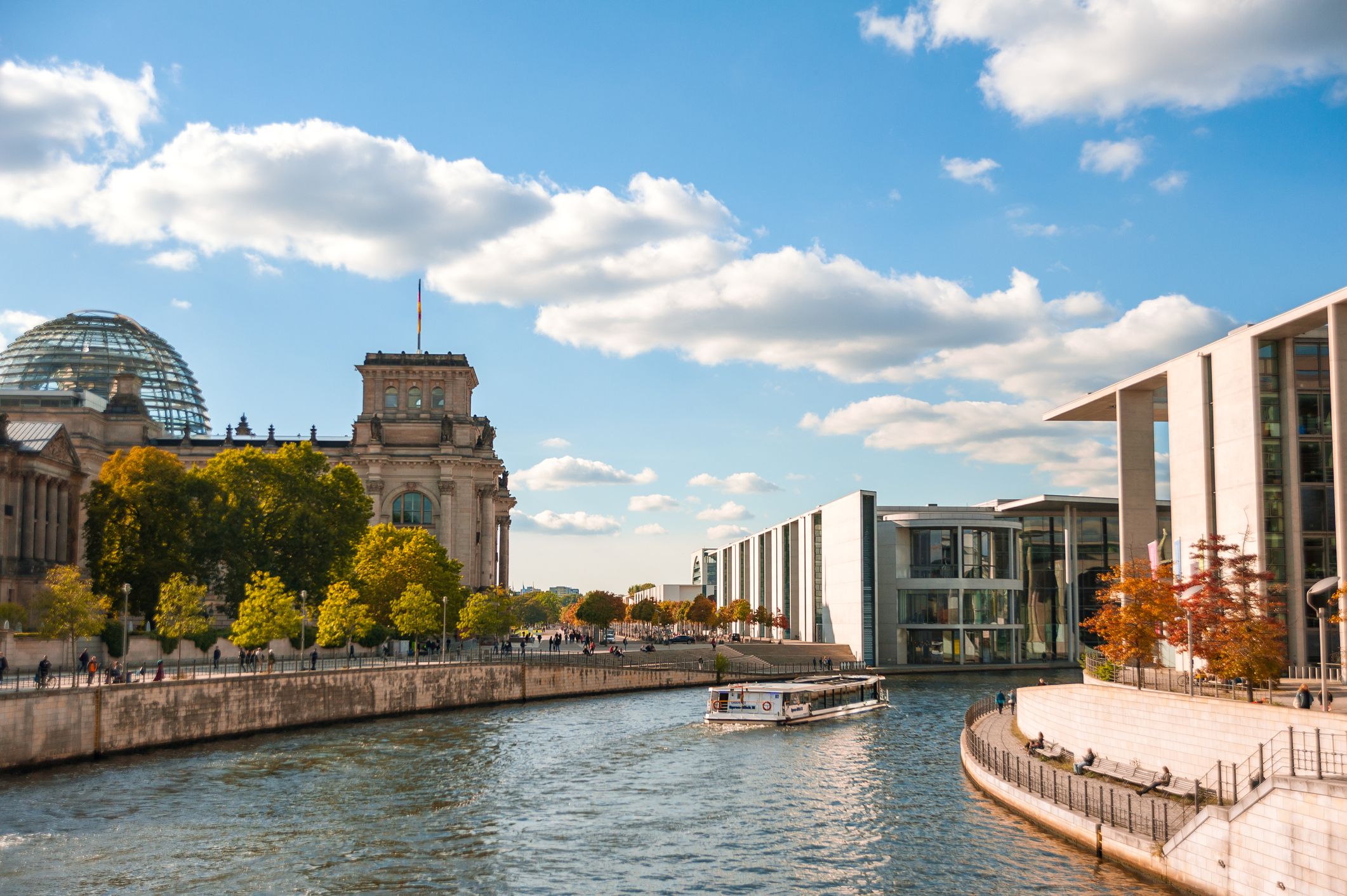 Blick auf die Spree und das Berliner Regierungsviertel