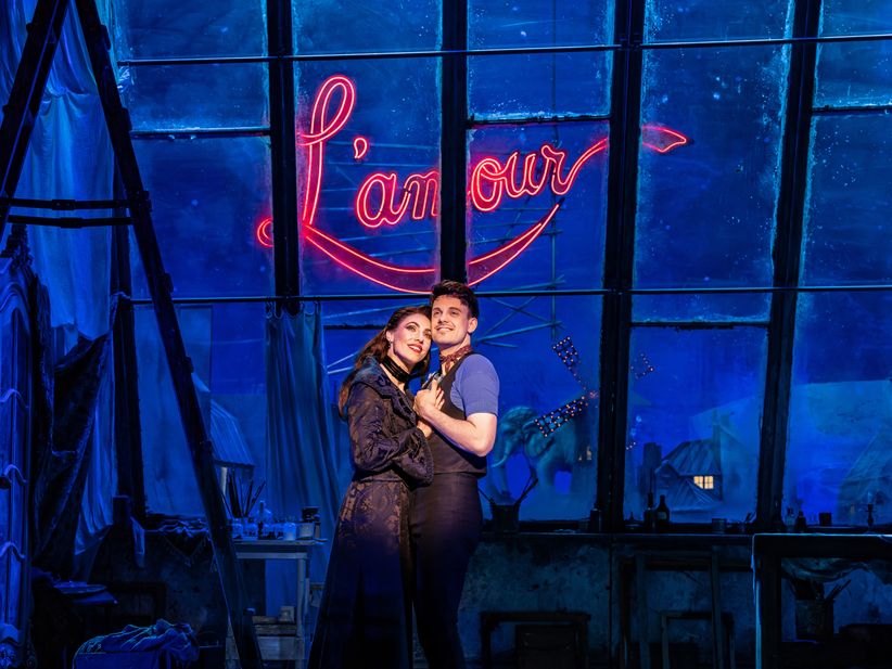 Zwei Personen halten sich in einer Bühnenszene des Moulin Rouge Musicals im Arm