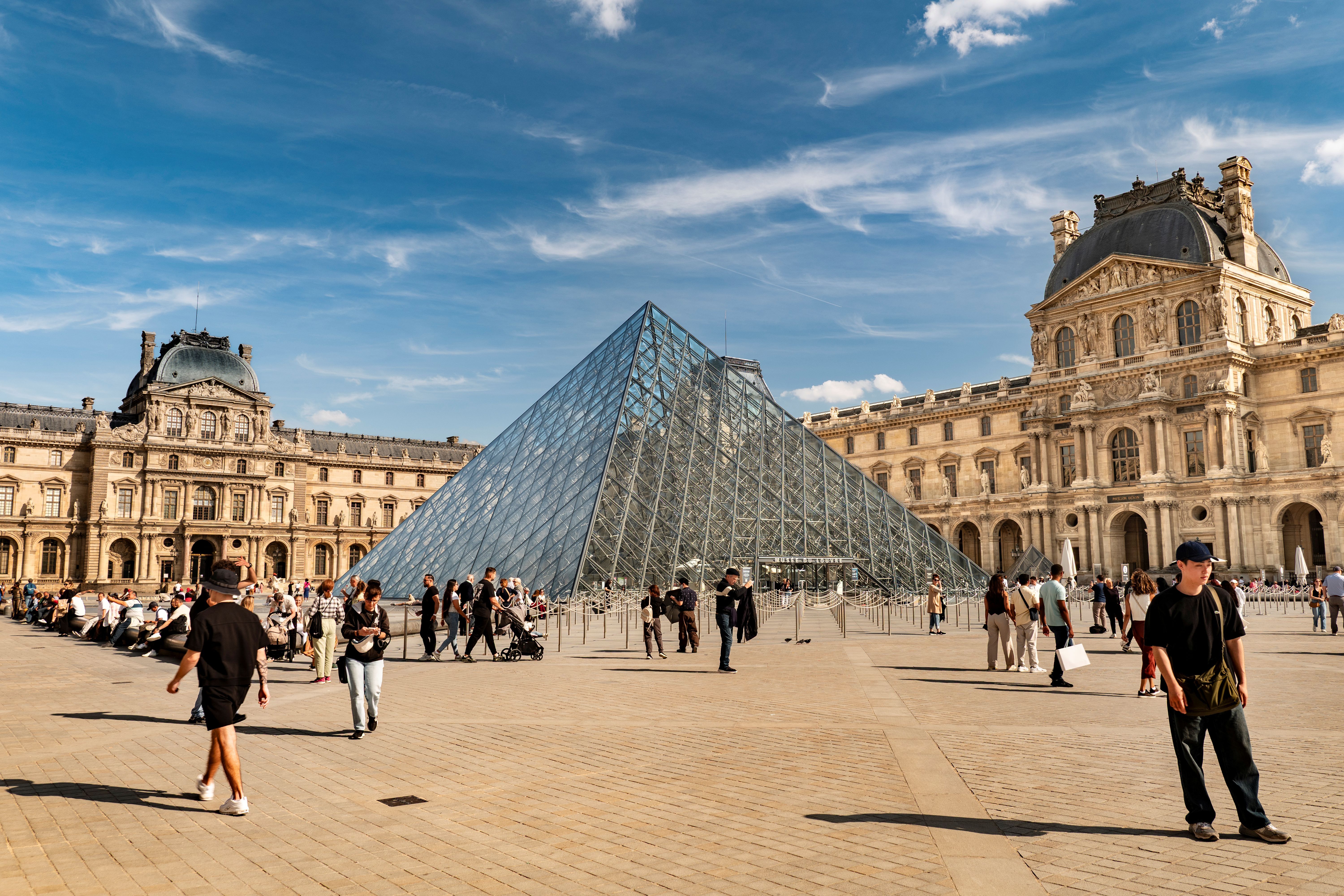Innenansicht mit Pyramiden des Louvre in Paris im Sommer