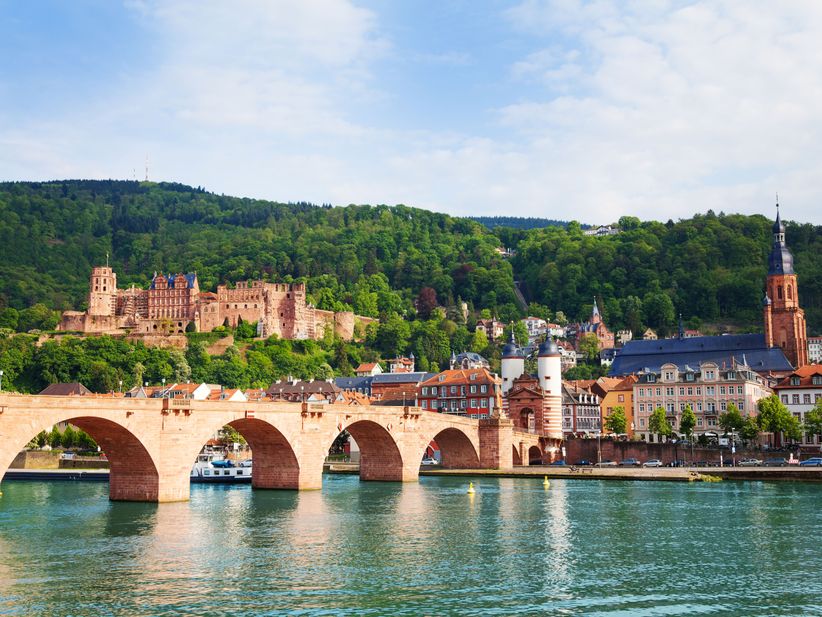 Blick auf die Alte Brücke über den Neckar in Heidelberg