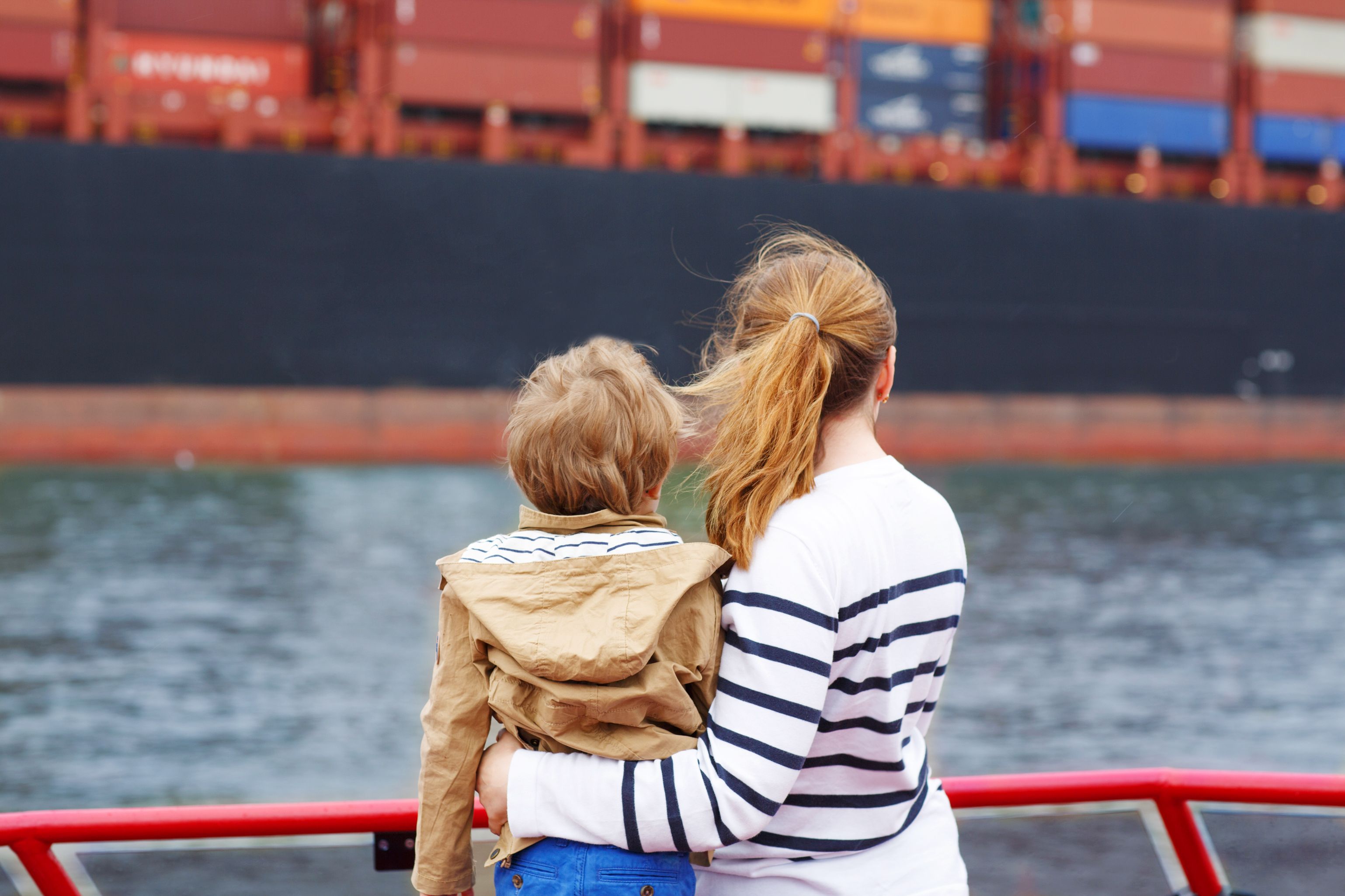 Mutter und Kind am Hamburger Hafen