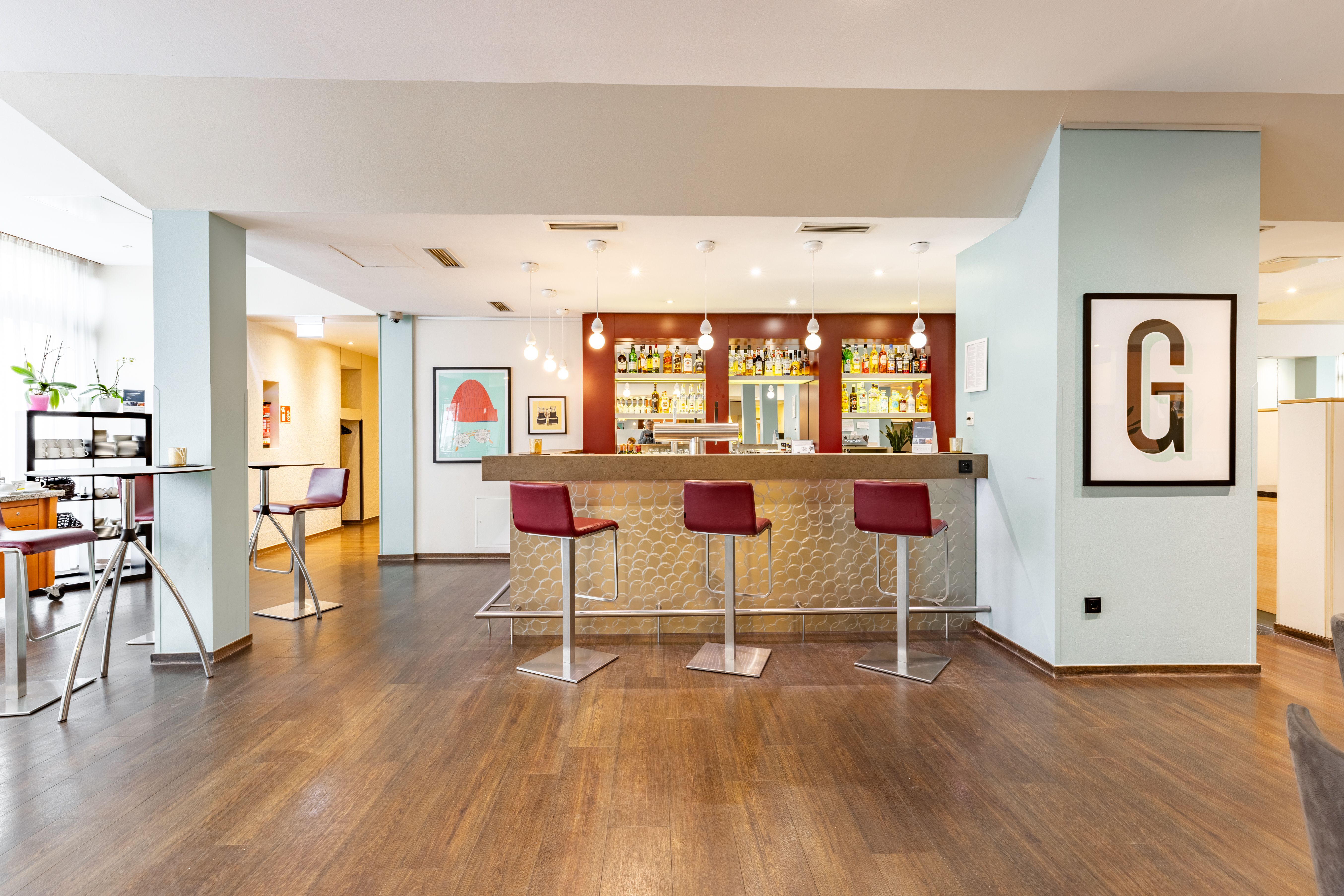 Bar in den Garner Hotels mit Barhockern.
