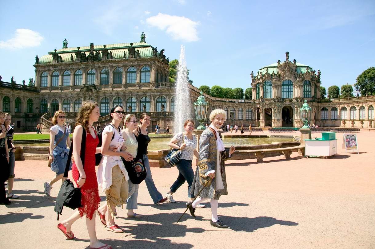 Touristenführung vor dem Dresdner Zwinger