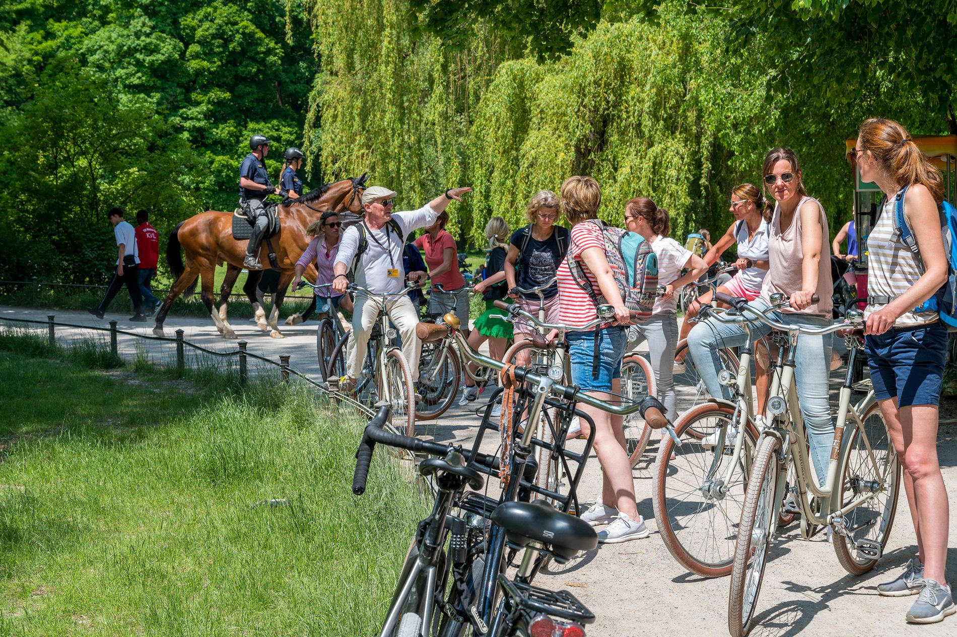 Eine Gruppe von Teilnehmern auf Leihfahrrädern während einer geführten Stadtführung durch München.