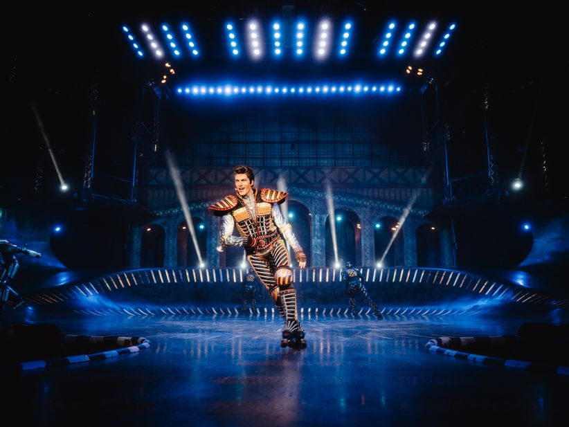 Figur Greaseball, die charismatische Diesellok, im Musical Starlight Express während einer Bühnenszene