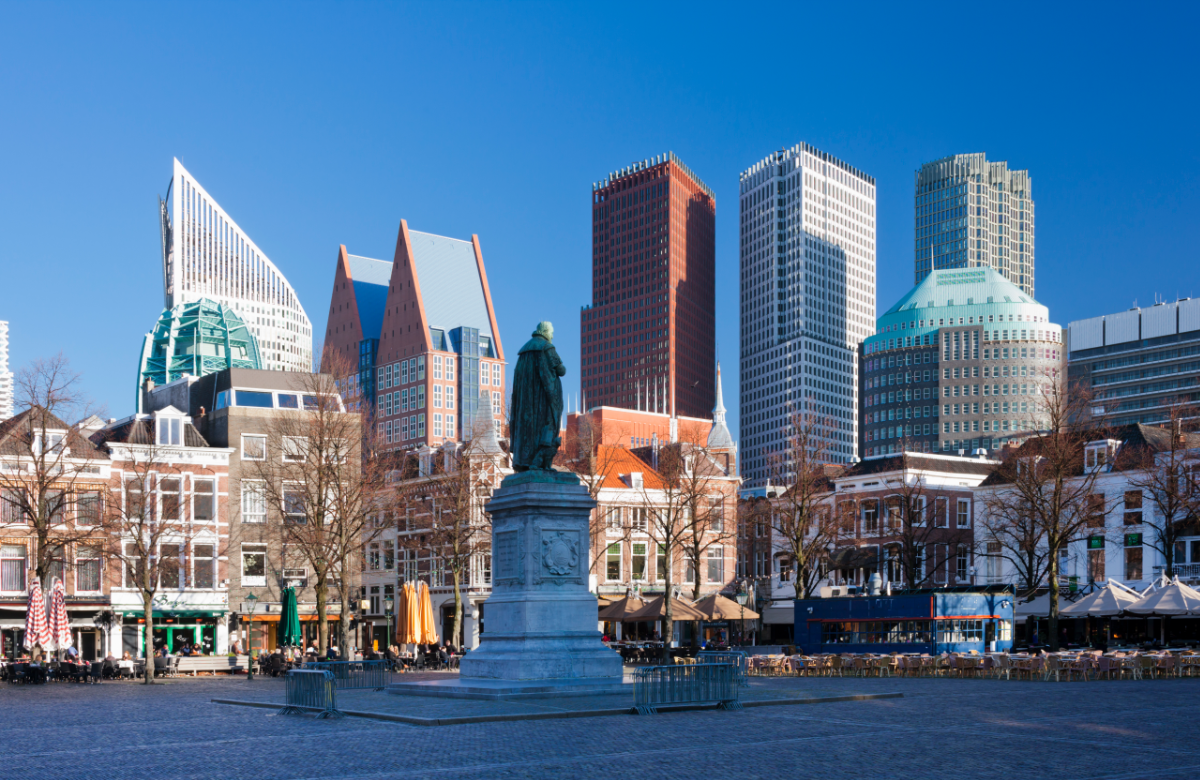 Plein in Den Haag mit Statue von Prinz Willem van Oranje,  Gastronomie  und modernen Gebäude im Hintergrund
