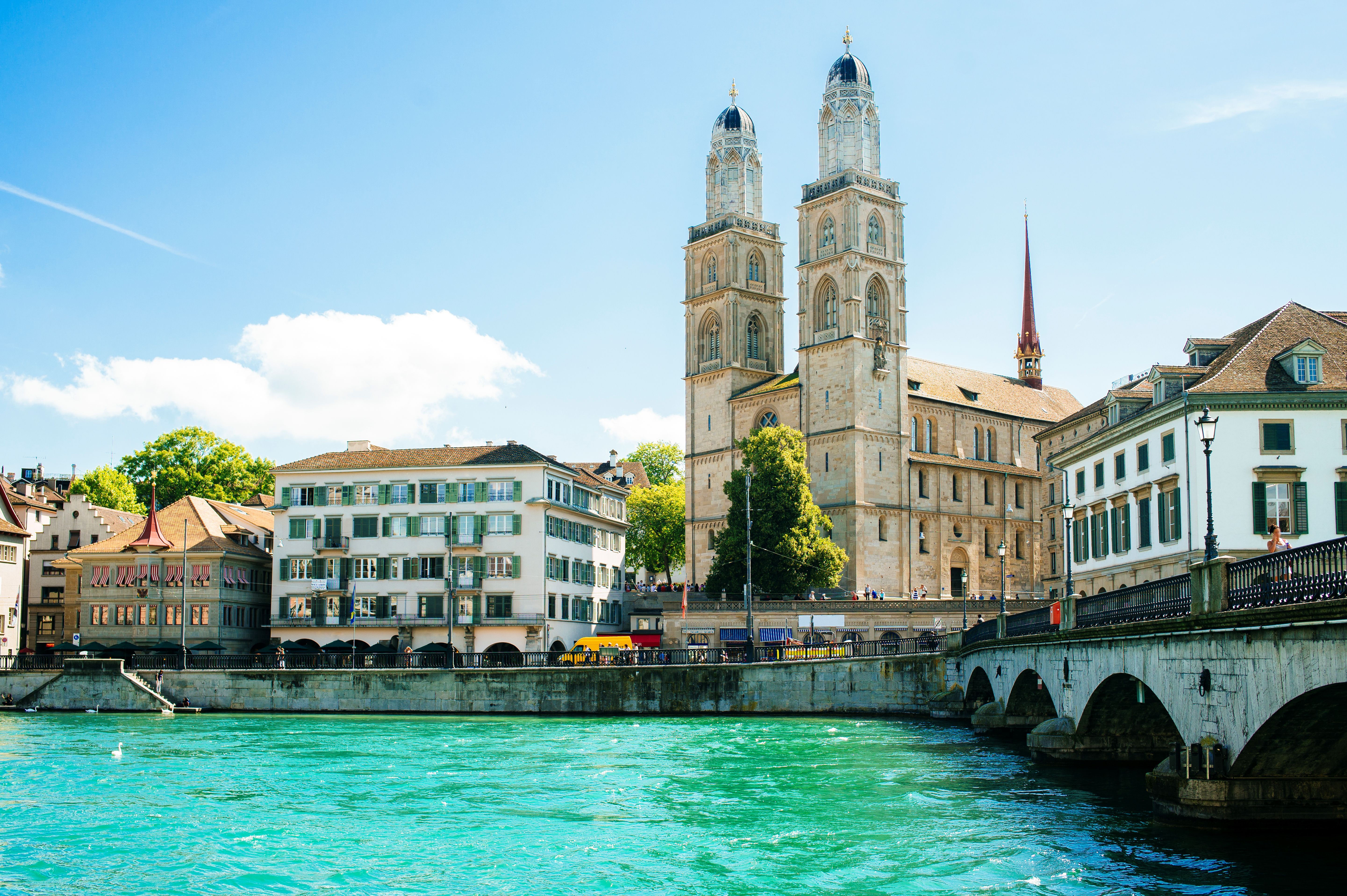 Blick auf die Münsterbrücke in Zürich mit Grossmünster am Ende der Brücke