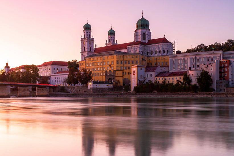 Blick auf Passau in der Dämmerung.