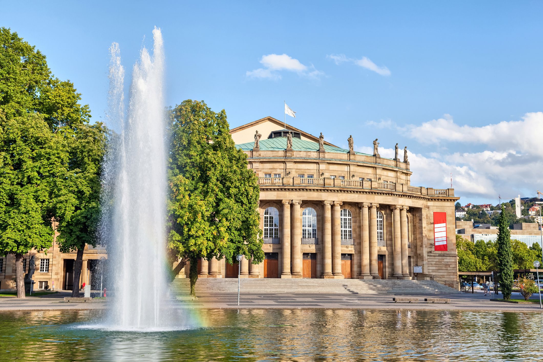 Opernhaus in Stuttgart mit Springbrunnen im Vordergrund
