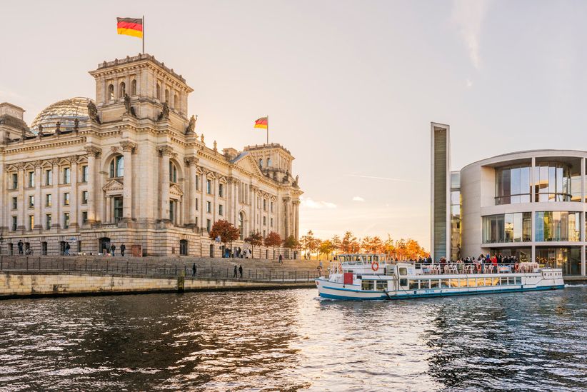 Blick auf das Regierungsviertel in Berlin mit Spreeblick und Sightseeing Schiff