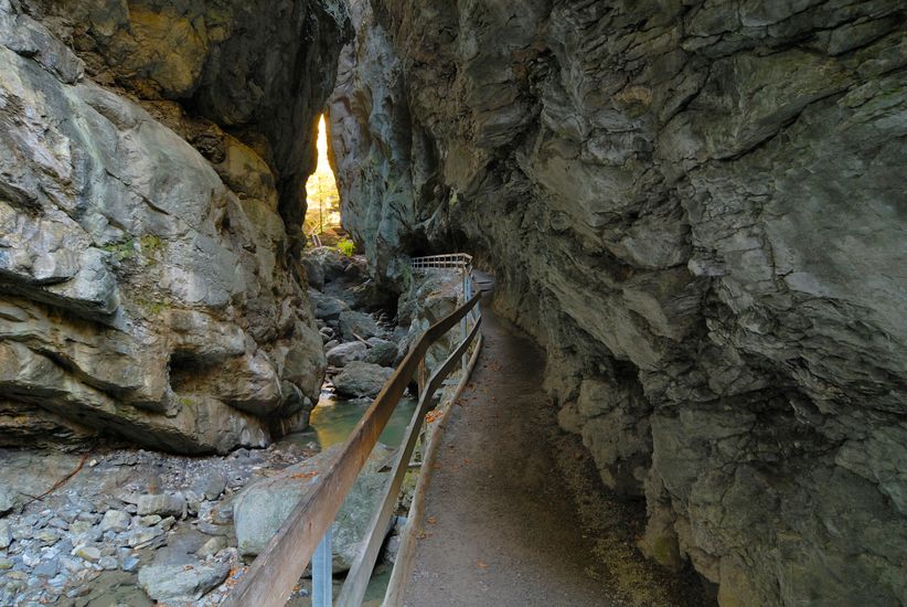 Kleine Holzbrücke an einer Felsenwand in der Rappenlochschlucht in Dornbirn