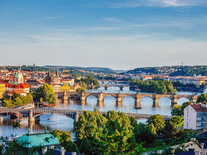 Panoramablick auf Prag mit mehreren Brücken über die Moldau.